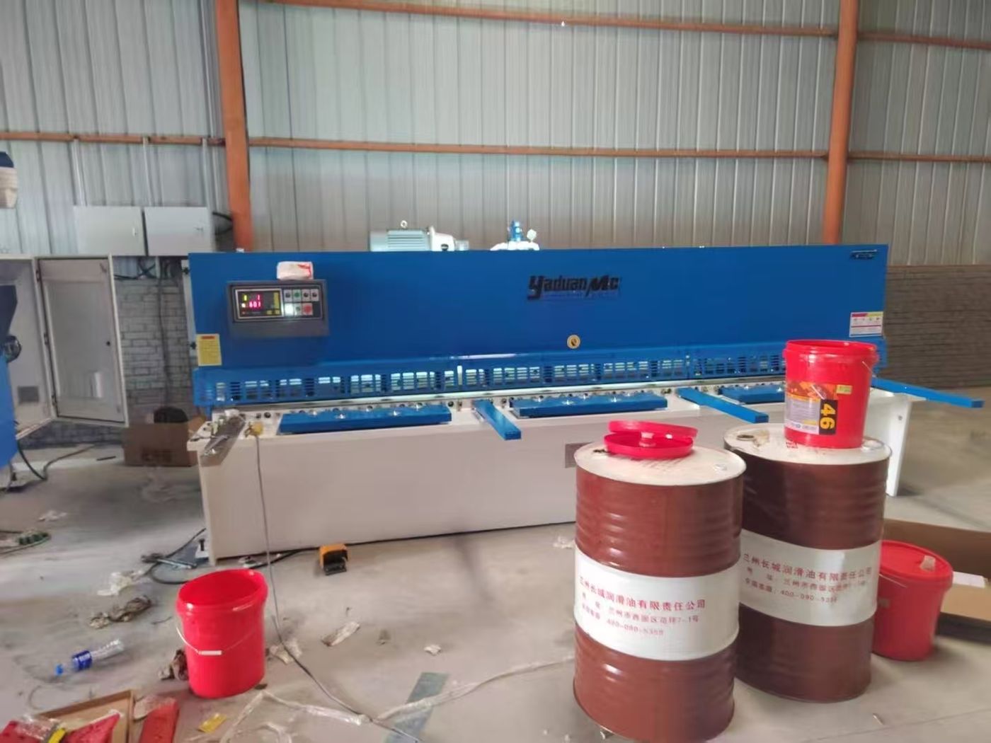 Back gauge and control console of the commissioned electric-hydraulic press brake