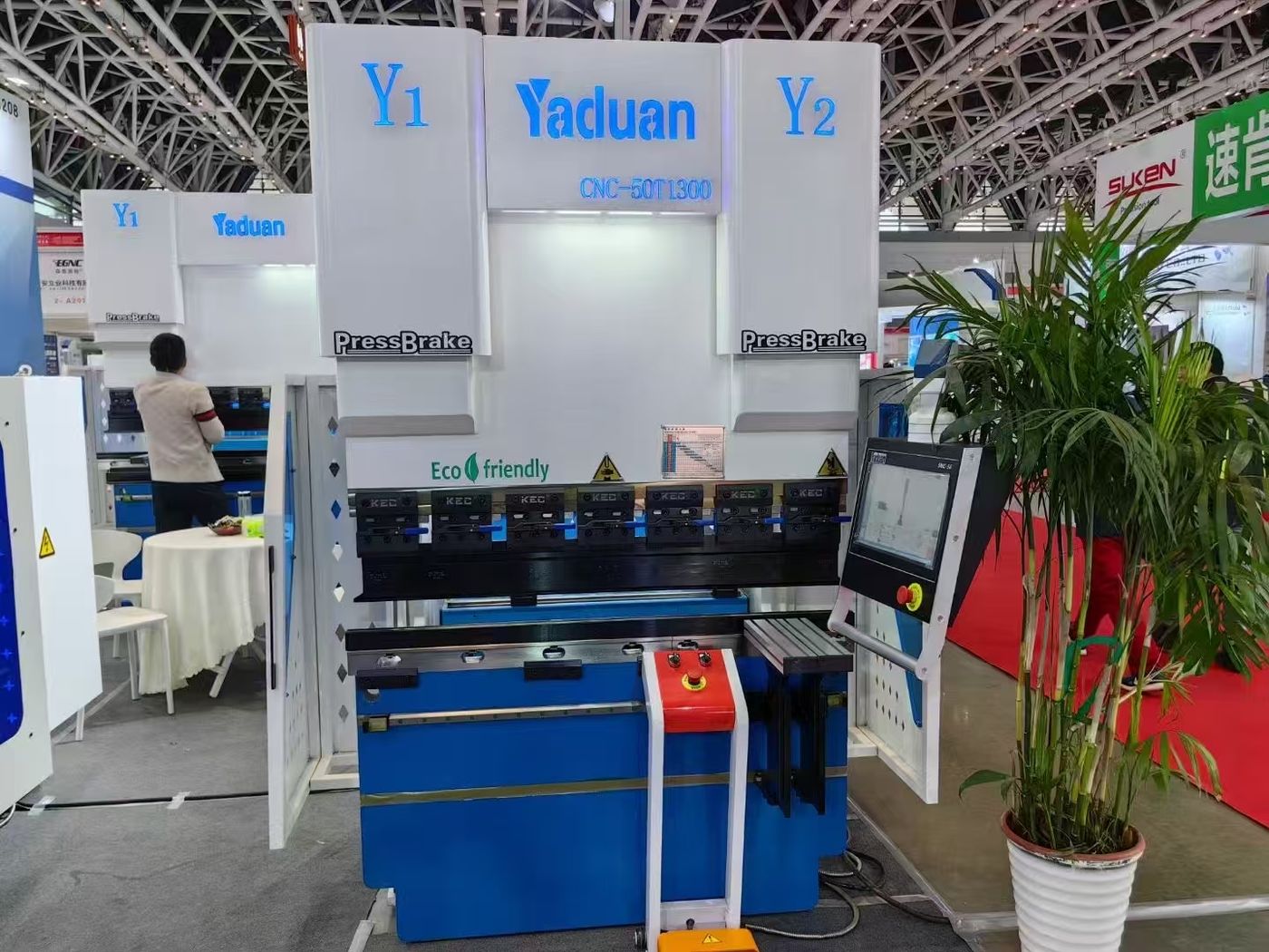 Bending demonstration at the KECMT booth